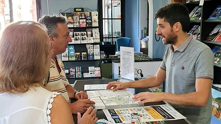 Viajeros en la ofcina de Turismo de Priego de Córdoba