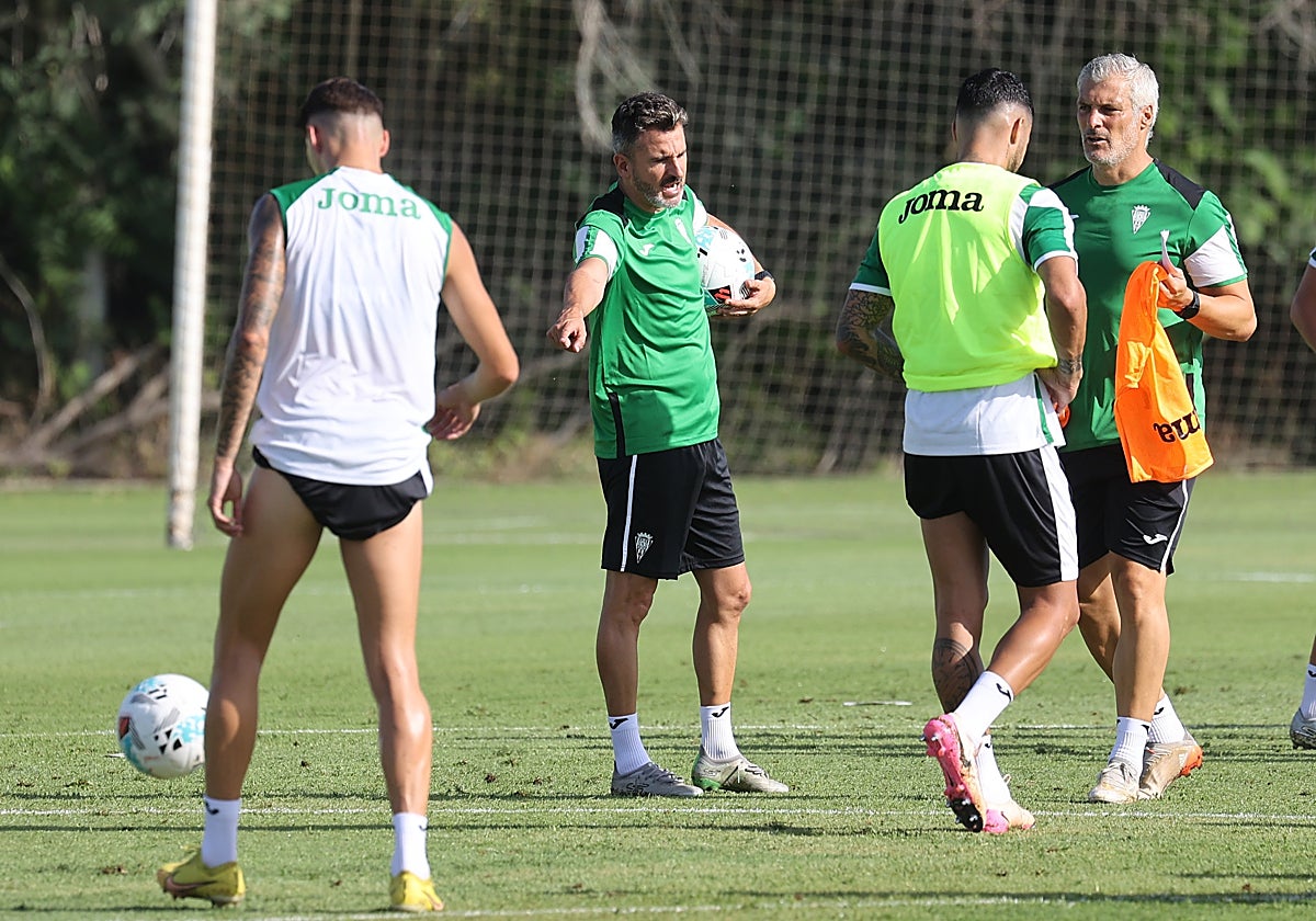 Iván Ania dirigiendo en la Ciudad Deportiva