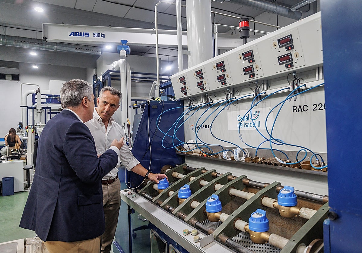 El consejero de Medio Ambiente, Agricultura e Interior de la Comunidad de Madrid, Carlos Novillo, visita el Laboratorio de Contadores y Centro de Control de Canal de Isabel II