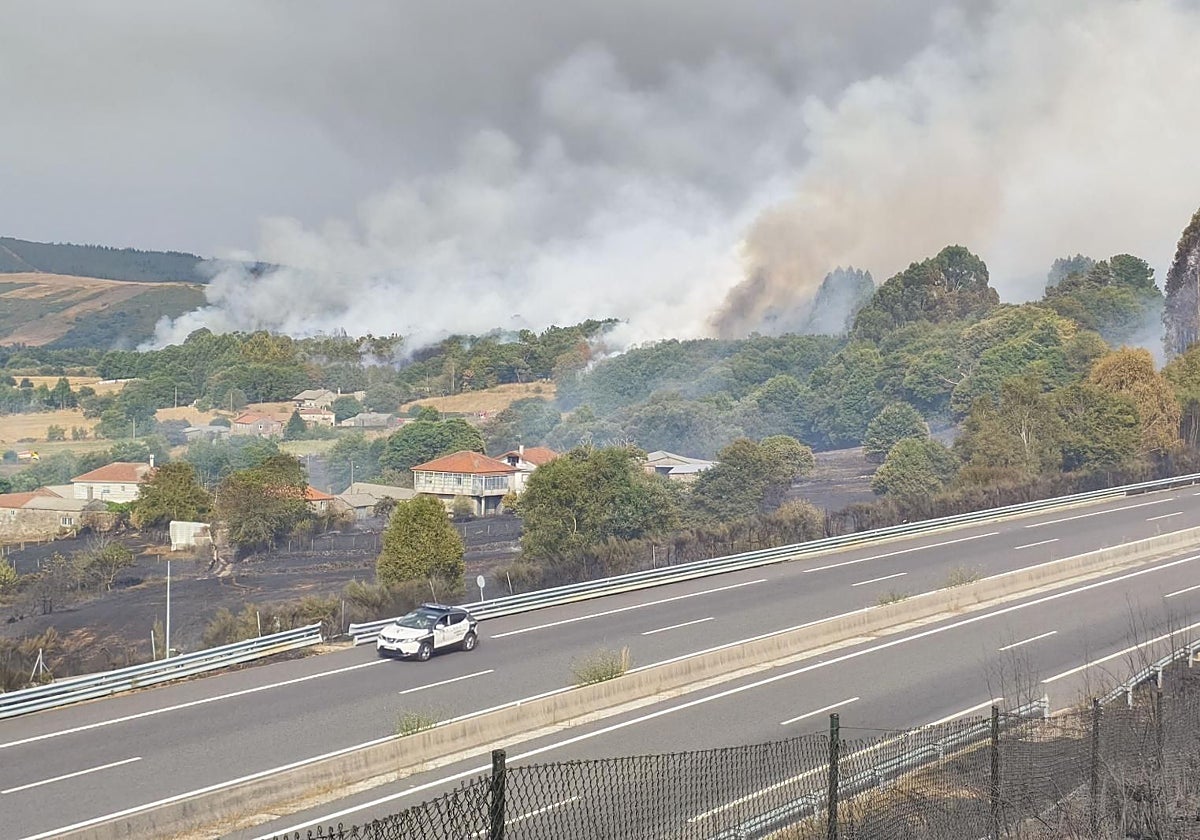Vista de la autopista AG-53, cortada por el incendio