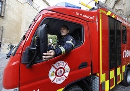 Un bombero conduce uno de los camiones del SEIS durante un operativo
