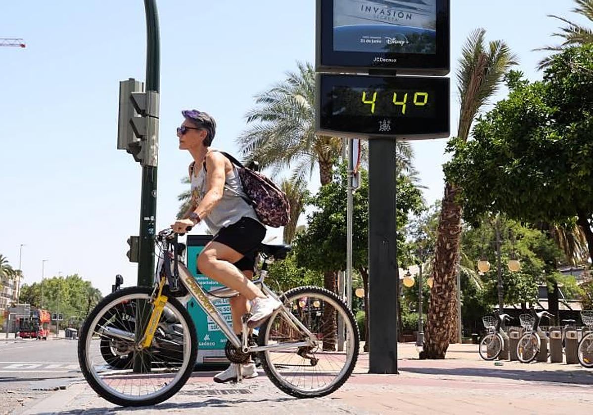 Termómetro marcando 44 grados en la capital cordobesa