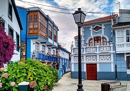 La 'Venecia gallega' está en La Coruña: el pueblo pesquero con casas coloridas que conquistó a Pedro Almodóvar
