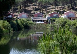 El Infoca intenta sofocar un incendio en el entorno de Las Jaras