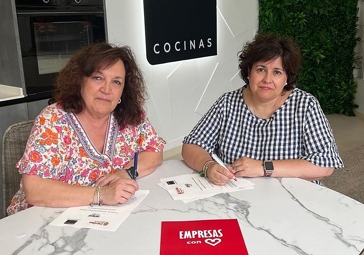 La representante de Glogevi Gloria Díaz Bajo junto a la secretaria general de Cáritas Mónica García