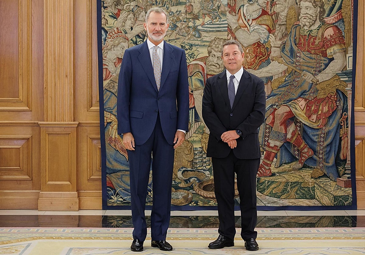 El Rey Felipe VI posa en audiencia junto al presidente de la Junta de Comunidades de Castilla-La Mancha, Emiliano García-Page (d), en foto de archivo