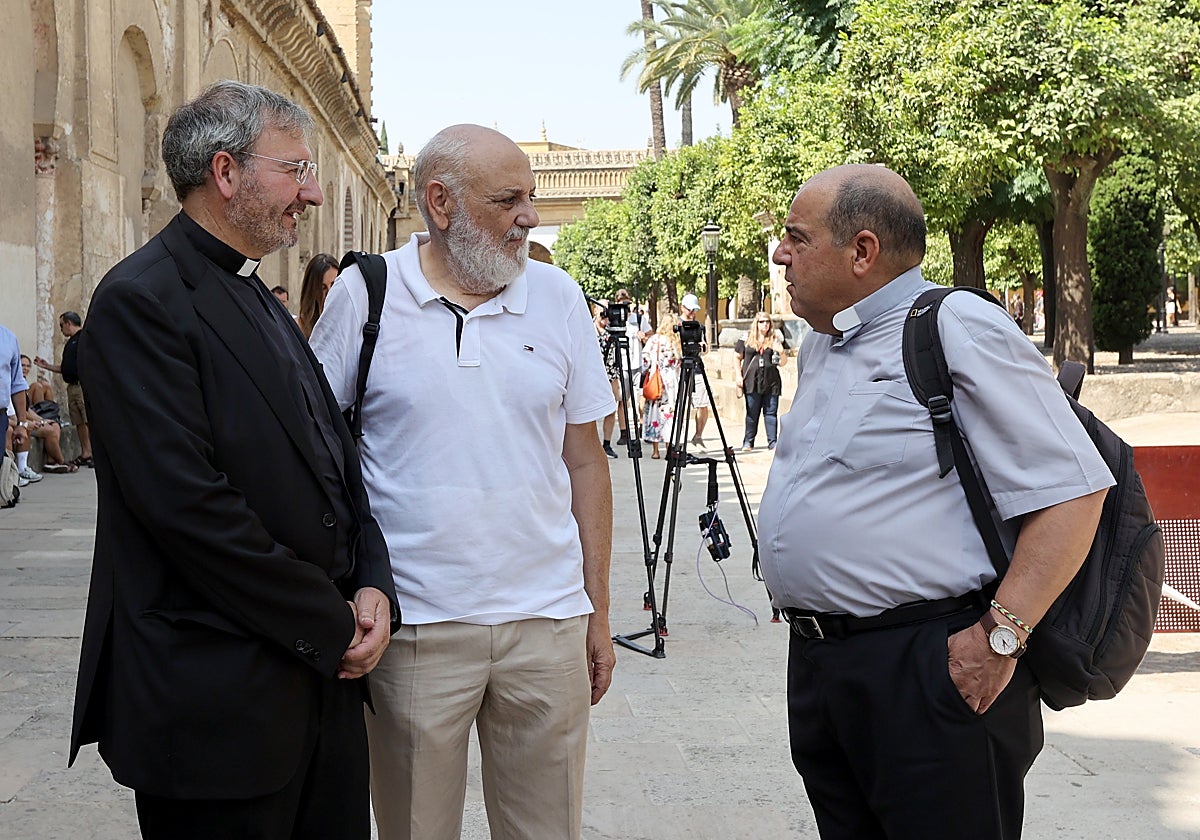 El presidente de ICOMOS en España, Juan Carlos Molina, junto al deán de la Mezquita-Catedral de Córdoba, Joaquín Alberto Nieva