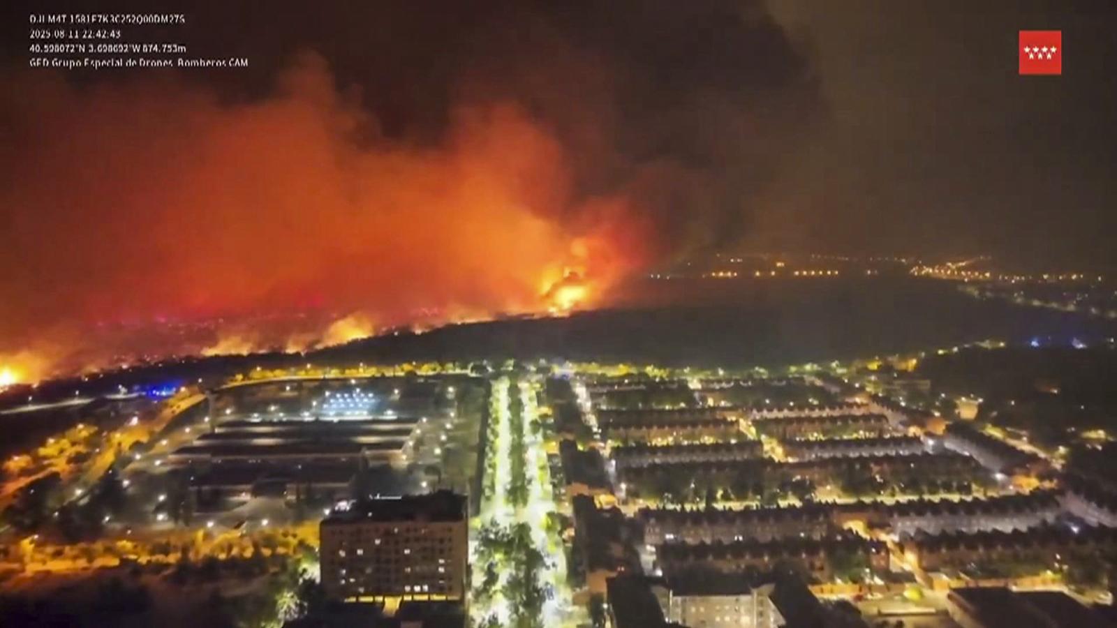 Visión aérea del incendio de Tres Cantos durante la noche