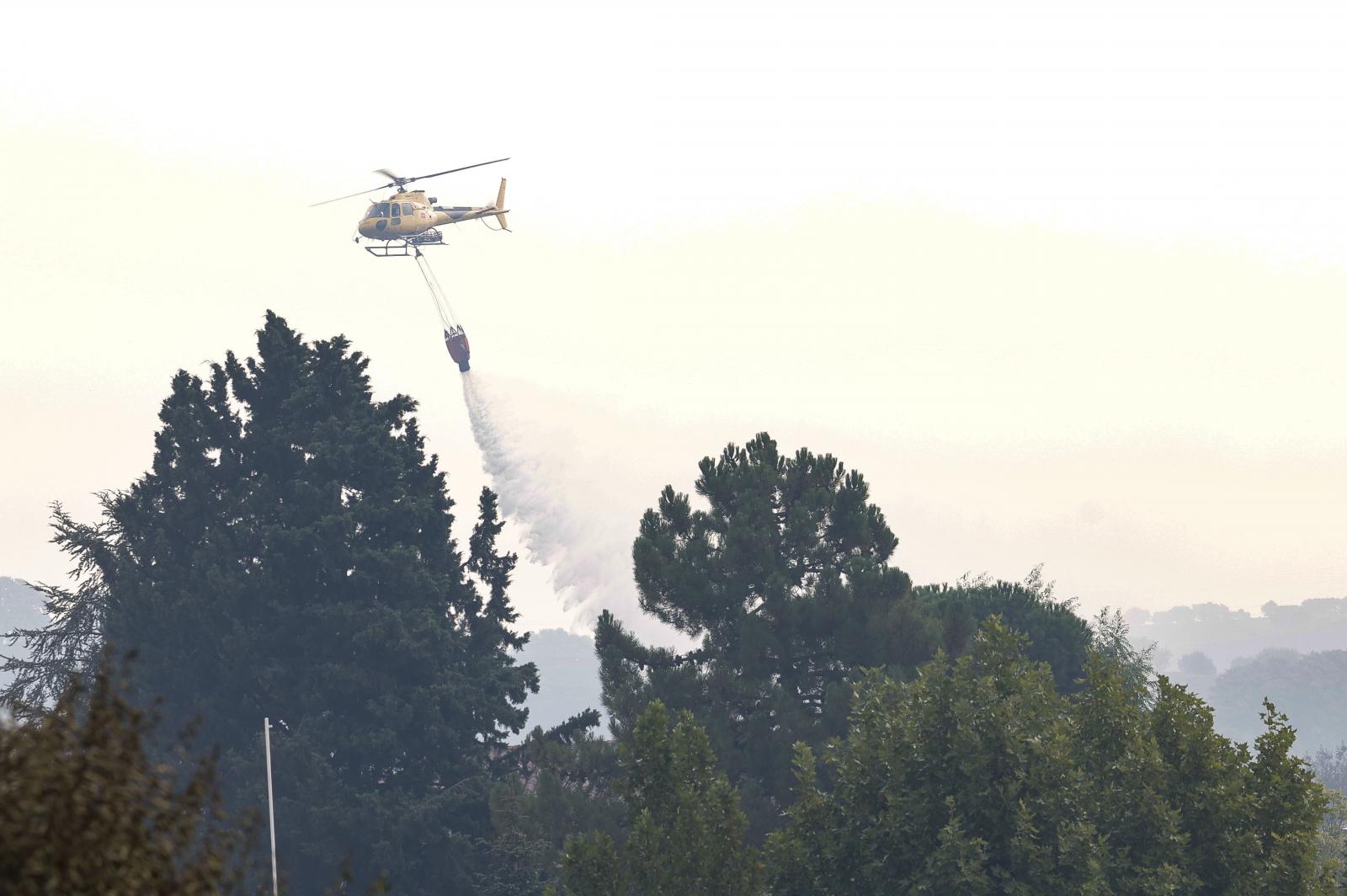 Uno de los helicópteros extinguiendo el incendio de Tres Cantos