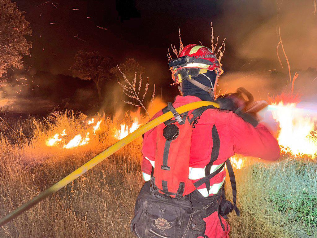 La UME colabora en las labores de extinción del incendio de Tres Cantos (Madrid)