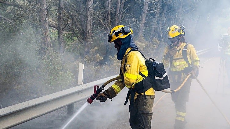 El Infoca combate un fuego en Jabugo ocasionado por un rayo