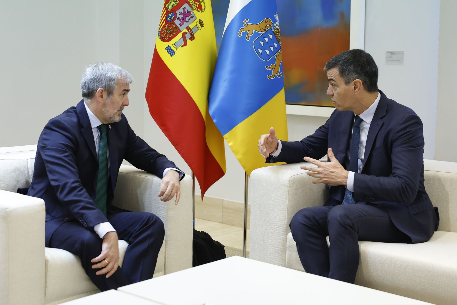 El presidente del Gobierno, Pedro Sánchez, con el presidente de Canarias, Fernando Clavijo, en Moncloa en una imagen de archivo