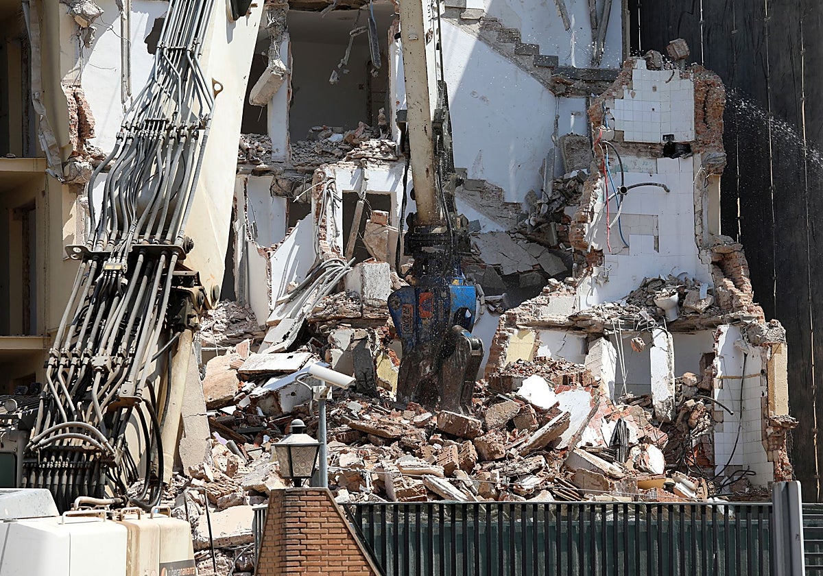 Las obras de demolición de las viviendas del cuartel de la Guardia Civil de Toledo fueron paralizadas por la presencia de amianto en la construcción