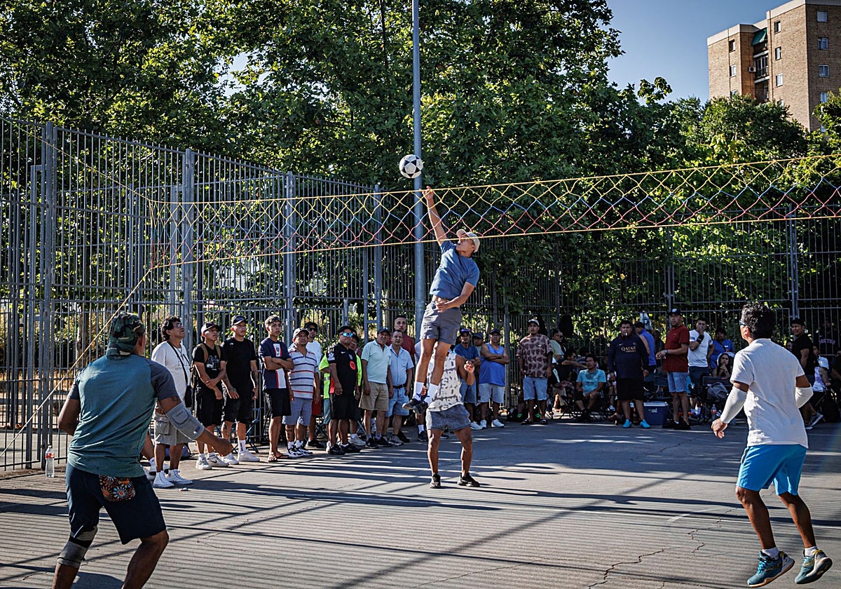 La disputa de un partido de ecuavóley en un parque de Pan Bendito