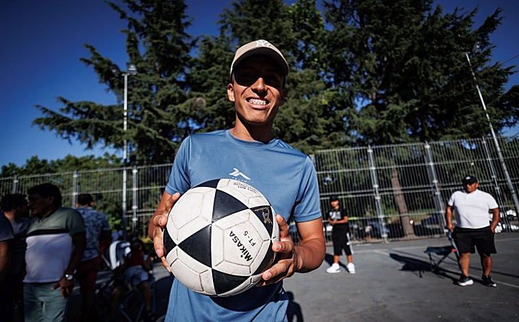 Imagen principal - Bola de partido para el ecuavóley: Usera tendrá la primera cancha