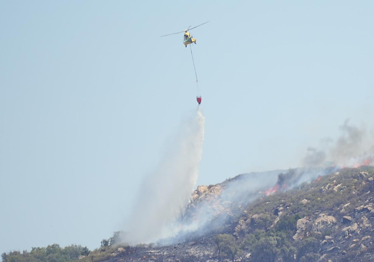 Medios aéreos controlando la zona afectada por el incendio