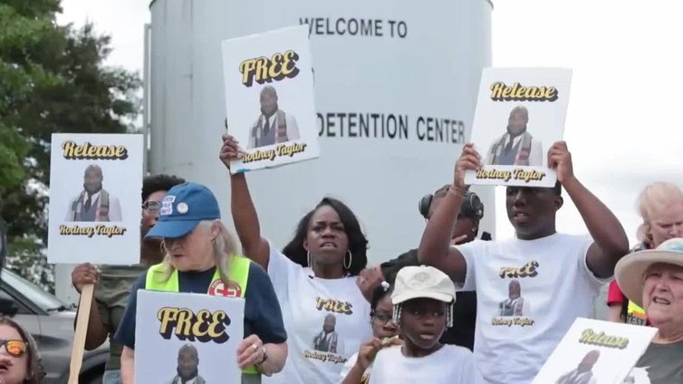 Manifestantes exigen la liberación del barbero Rodney Taylor, detenido por ICE en Lumpkin