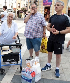 Imagen secundaria 2 - Sobre estas líneas, el polideportivo Lydia Valentín de Ponferrada, preparado para acoger a los brigadistas que trabajan en la extinción del incendio. Debajo, evacuados en Astorga e indignación entre los vecinos de La Bañeza por un bulo sobre recogida de alimentos