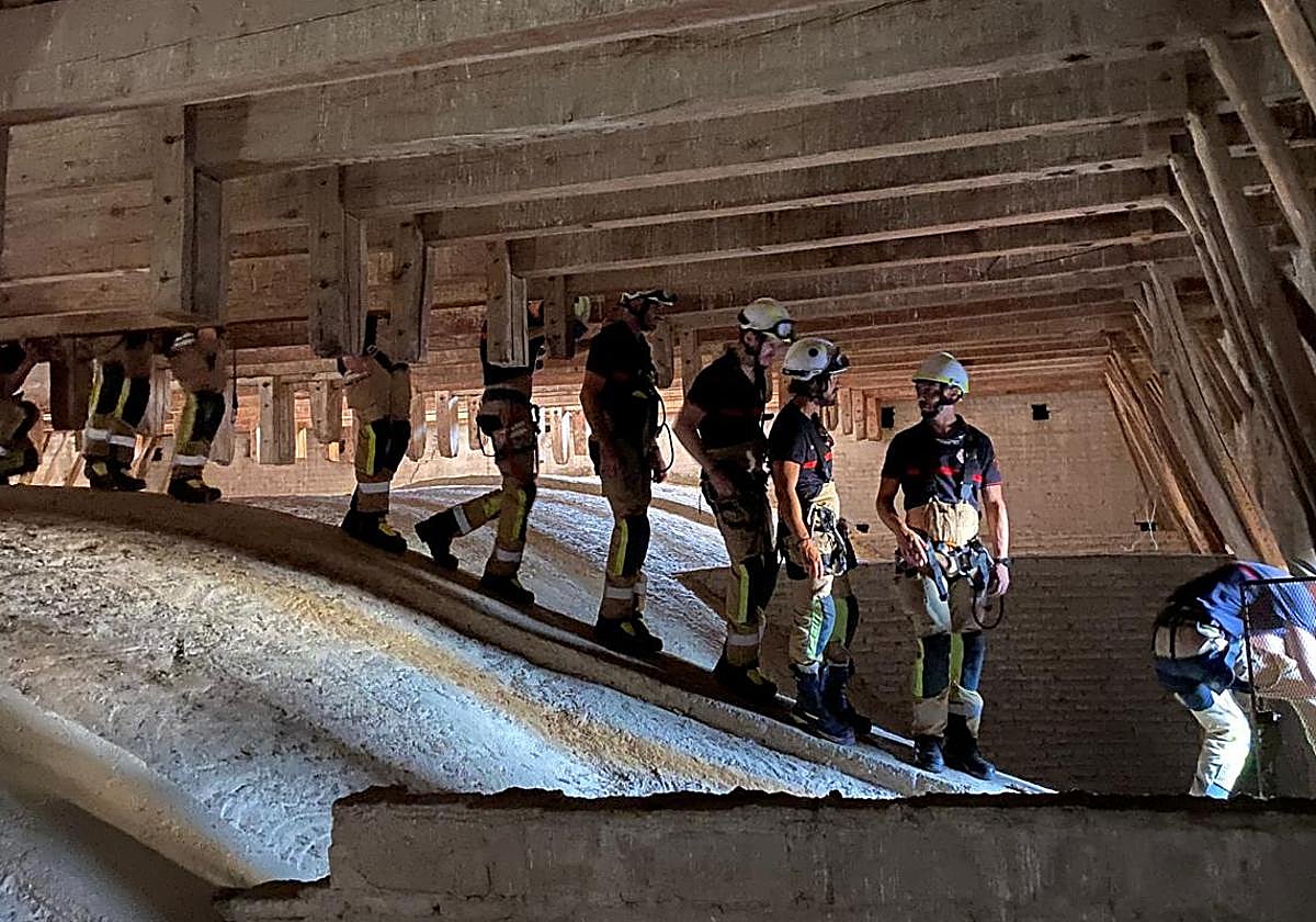 Los bomberos en 2024 en la estructura de la cubierta de la Capilla Mayor