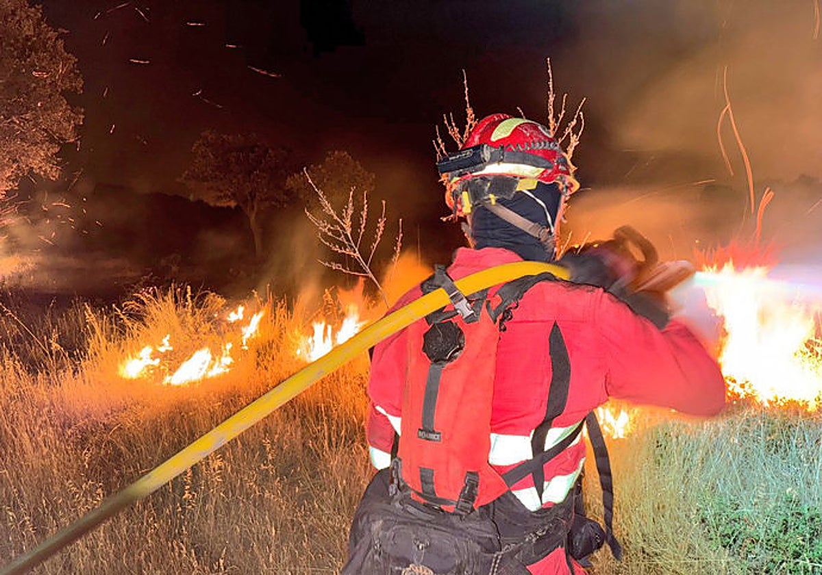 Bombero sofoca un incendio