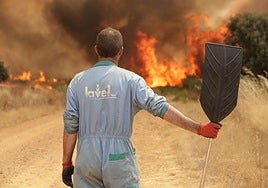 Los cambios de viento complican el incendio en la Sierra de la Culebra: «Tranquilos no podemos estar»