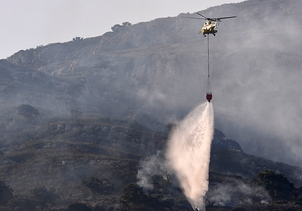 Un helicóptero trabaja en las labores de extinción