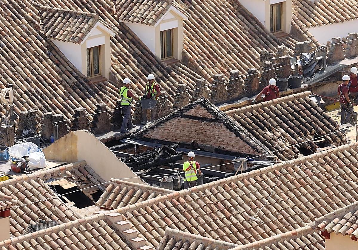 Técnicos trabajando en el techo de las capillas afectadas