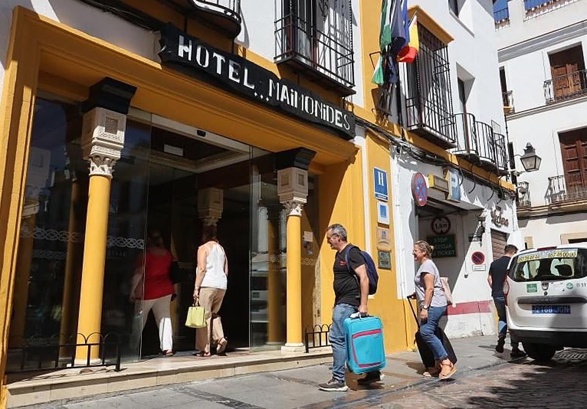Turistas llegando a un hotel de Córdoba