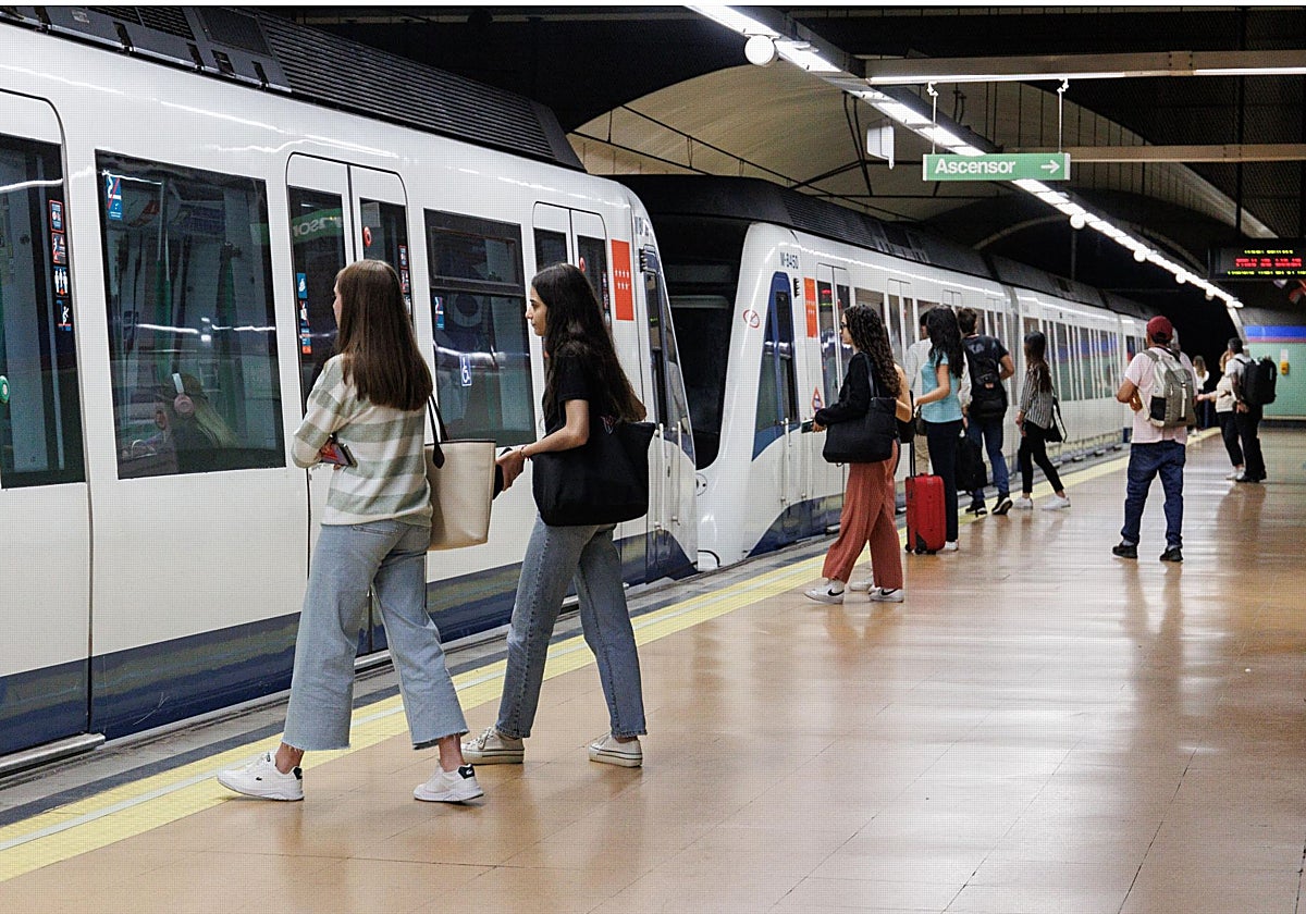 Viajeros en un andén del Metro de Madrid