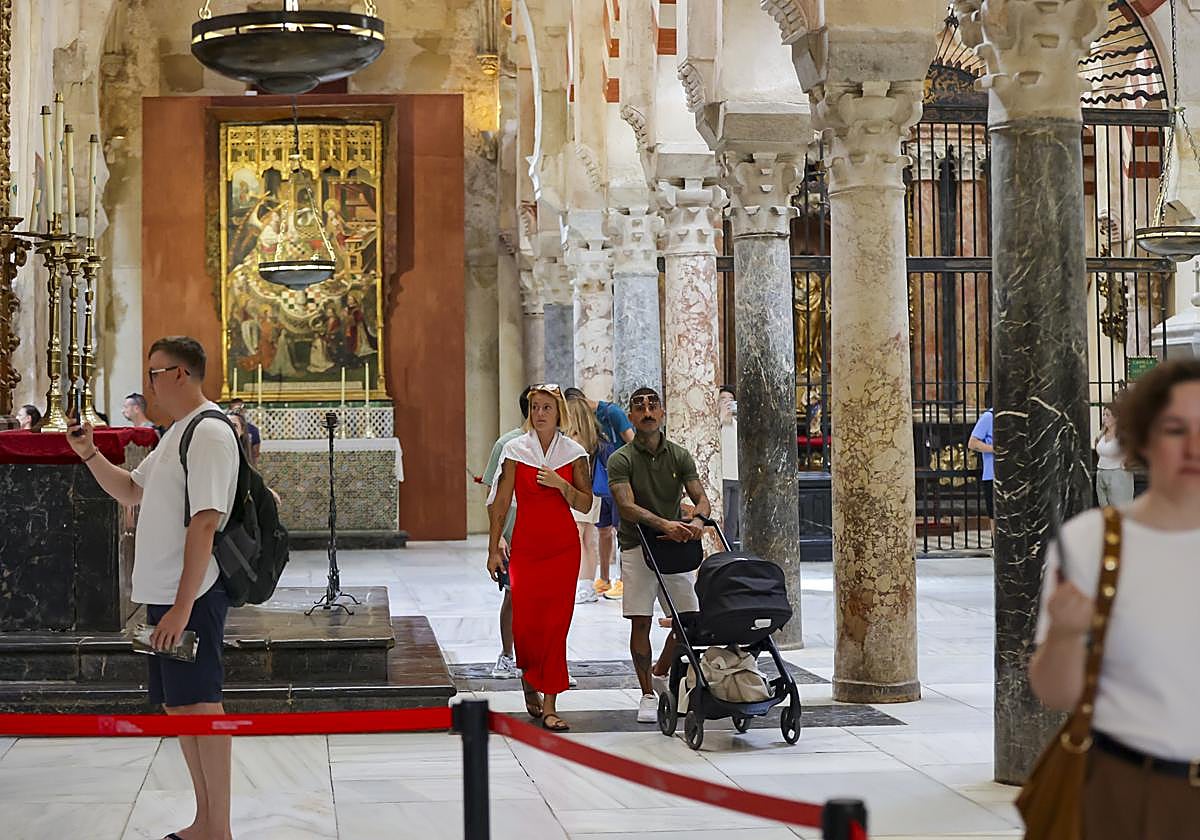 Turistas en la Mezquita-Catedral el día después del incendio