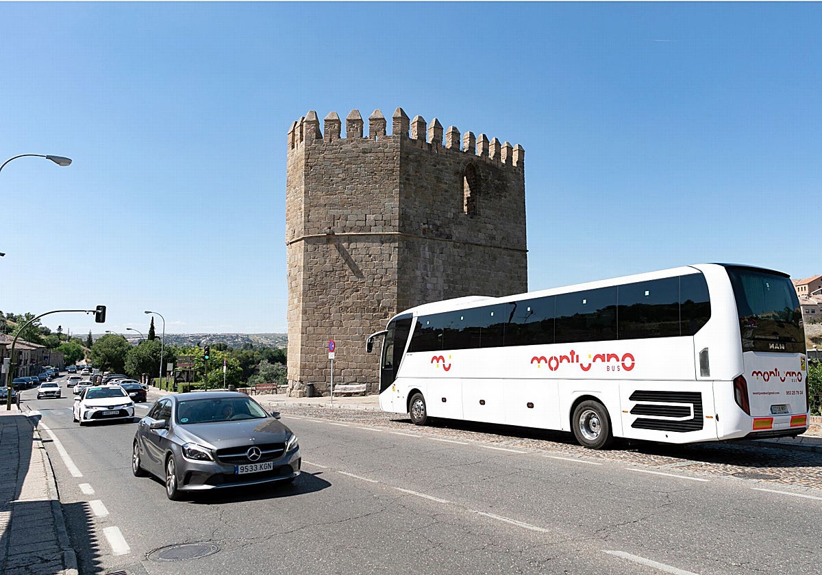 Un autobús turístico, en el puente de San Martín, estacionado a la espera de cargar viajeros