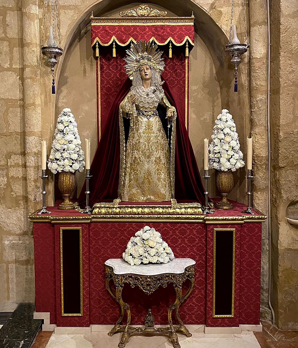 Nuestra Señora del Mayor Dolor, ante el nuevo dosel, con las jarras y la consola