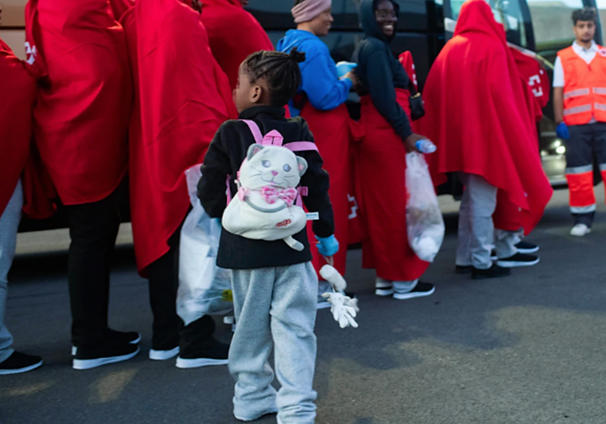 Una niña subsahariana rescatada de una neumática es trasladada desde al muelle de Gran Tarajal, en Fuerteventura