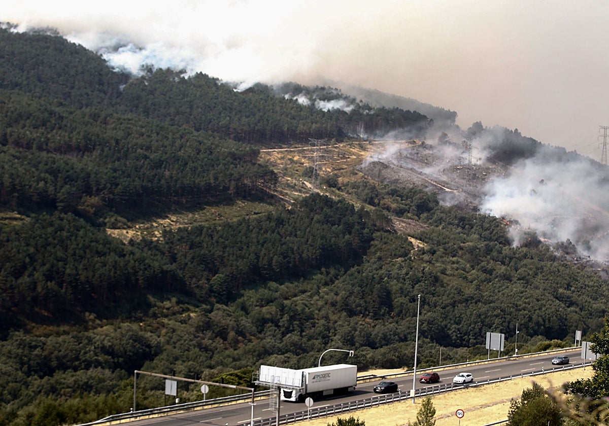 Uno de los incendios de Orense entra en la frontera de Zamora