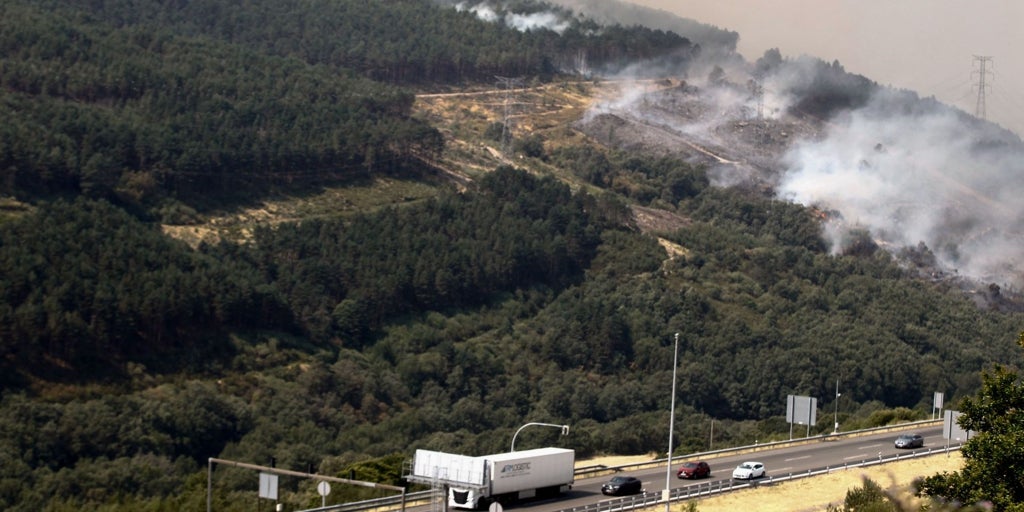 Un incendio de Orense obliga ya a evacuar a cuatro pueblos en la provincia de Zamora