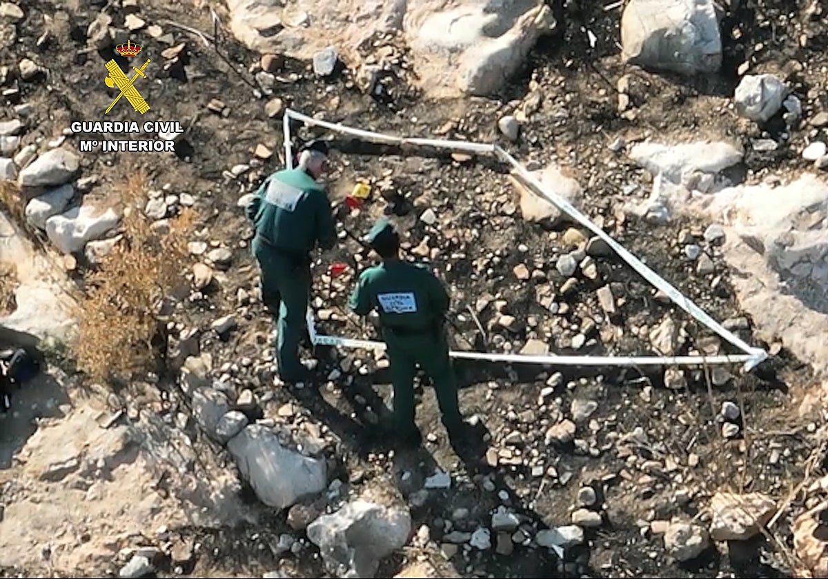 La Guardia Civil durante la investigación de uno de los incendios