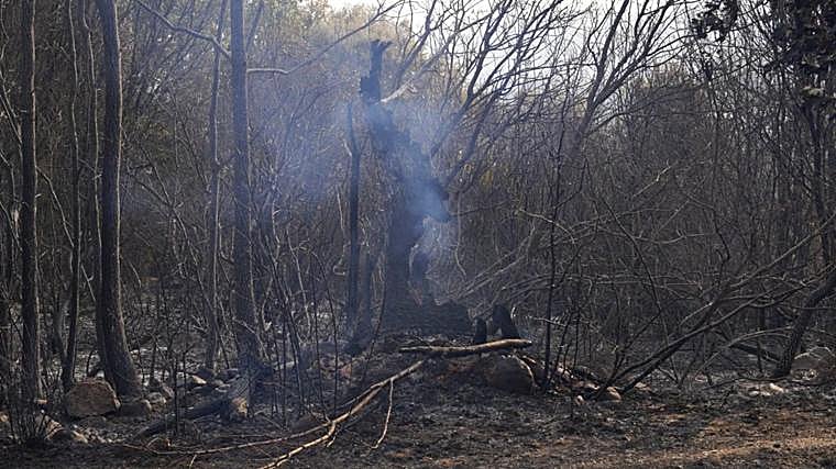 El fuego tiñe de negro Las Médulas: las impactantes imágenes de la tragedia