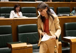 La consejera de Bienestar, Juventud y Reto Demográfico del Gobierno vasco, Nerea Melgosa, en el Parlamento de Vitoria