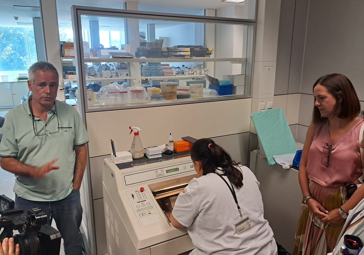 El equipo de Rodríguez (izquierda) ha recibido la visita de la directora de la Agencia de Investigación e Innovación de Castilla-La Mancha, Charo Serrano, a la derecha