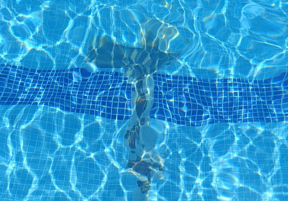 Grieta en la piscina del barrio de Santa María de Benquerencia