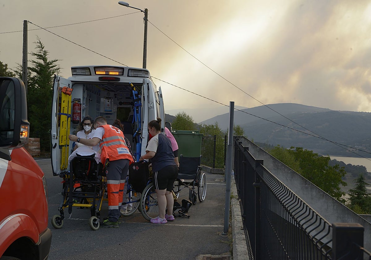 Evacuación de una residencia de ancianos en el muncipio orensano de Chandrexa de Queixa