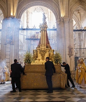 Imagen secundaria 2 - Diferentes momentos de la procesión por las naves de l templo primado 