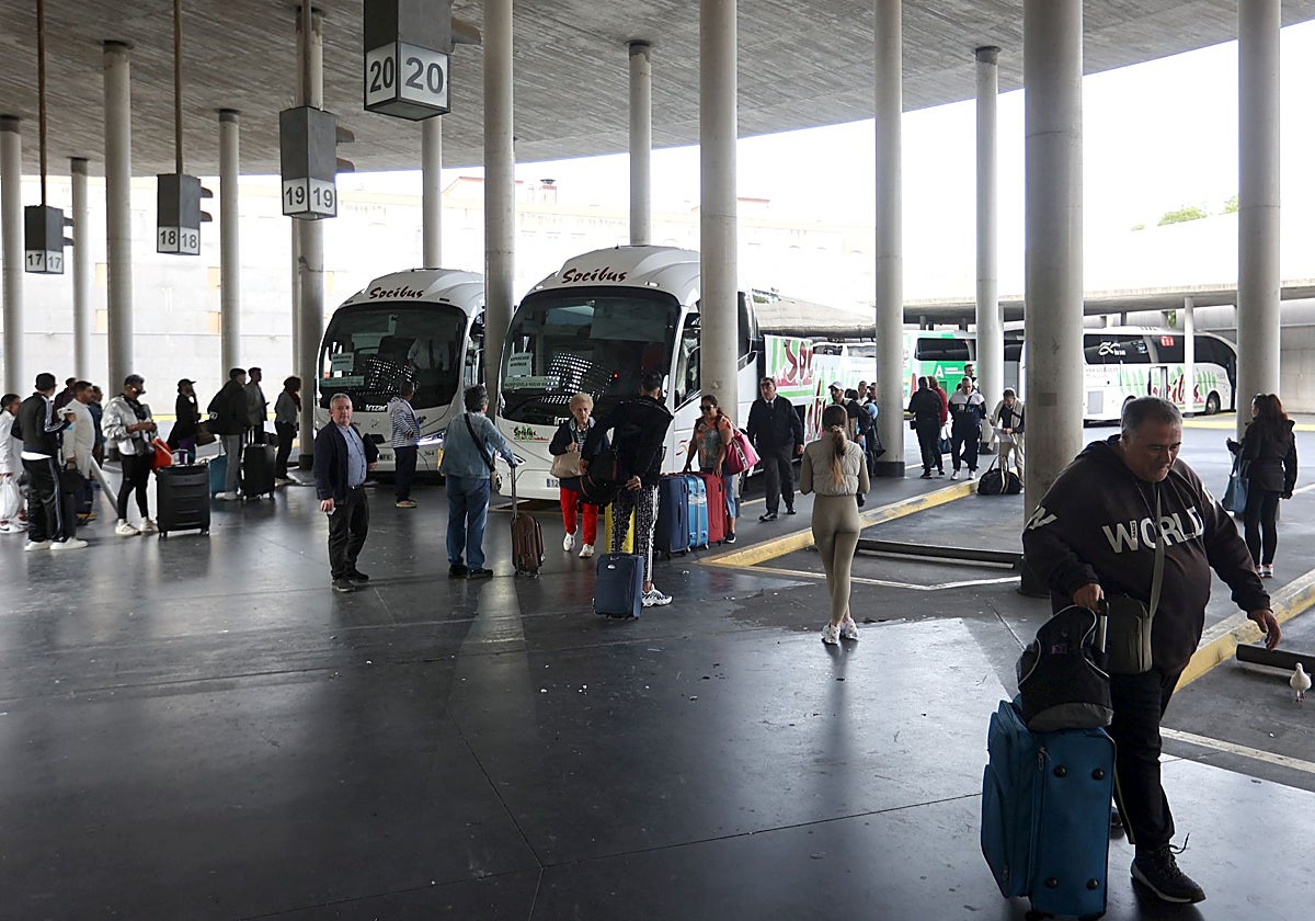 Viajeros bajando de varios autobuses en los andenes de la estación de Córdoba