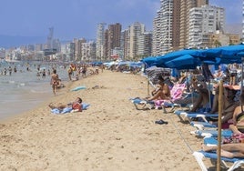 Benidorm abre el 'carril de peatones' en la playa: fin a la guerra de las sombrillas