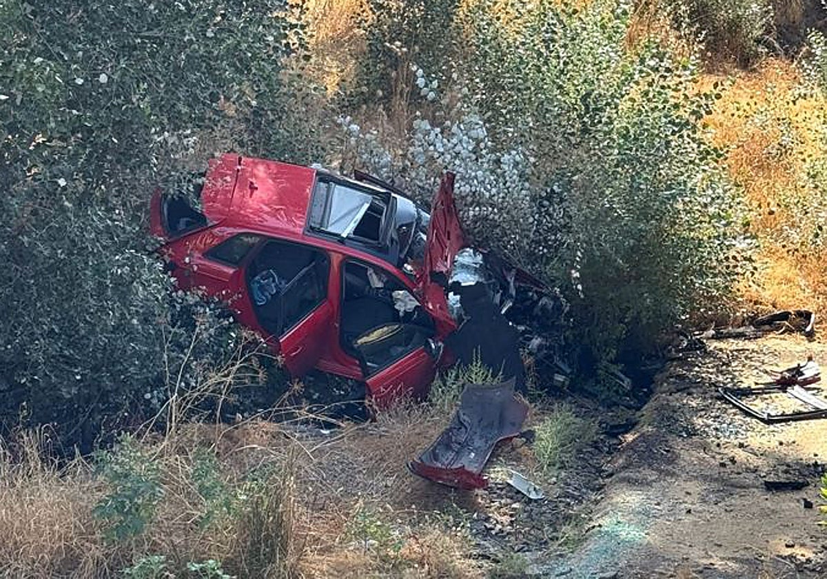 El coche siniestrado en plena vía de Villanueva del Duque