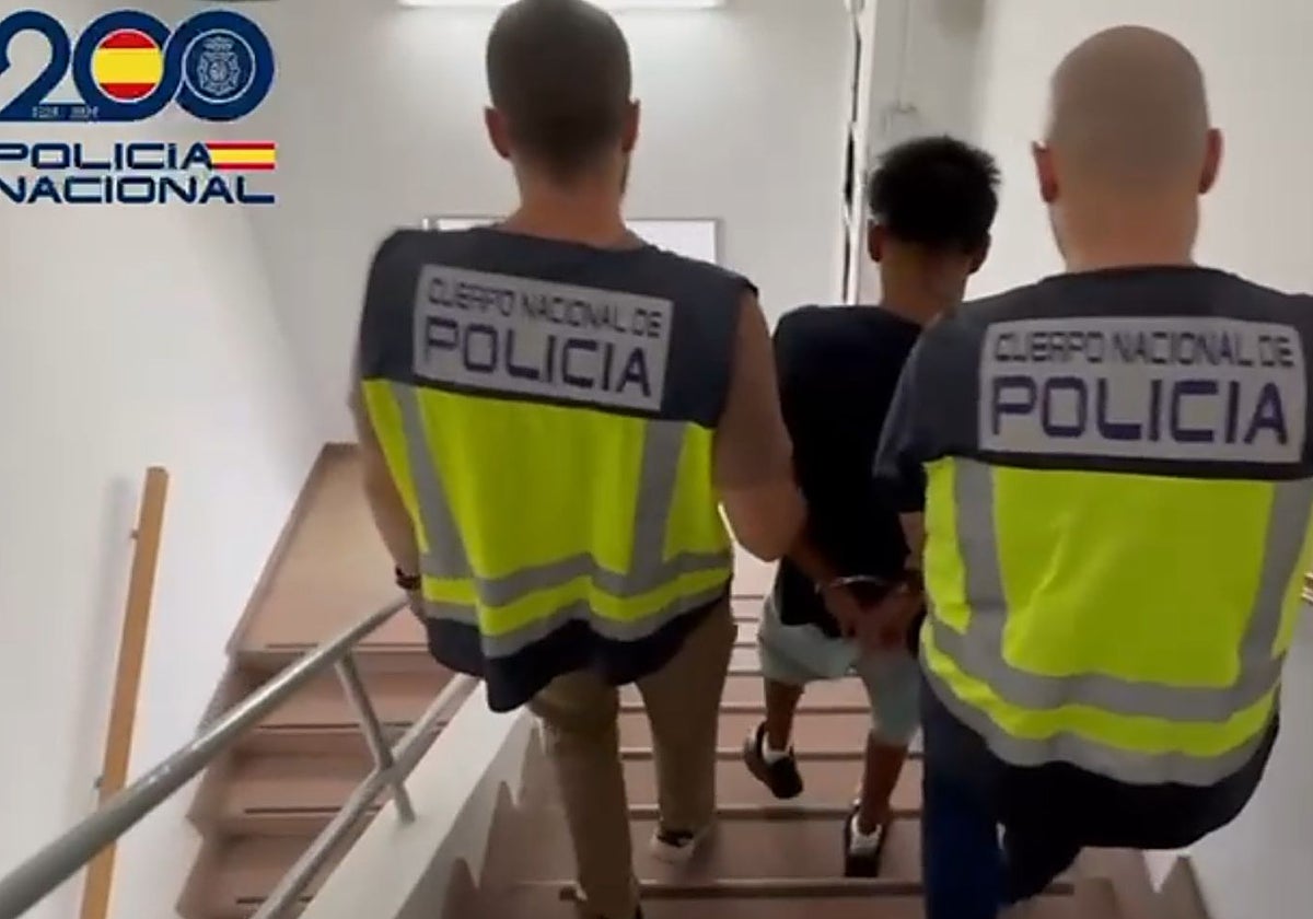 La Policía de Puente de Vallecas traslada, ayer, al detenido