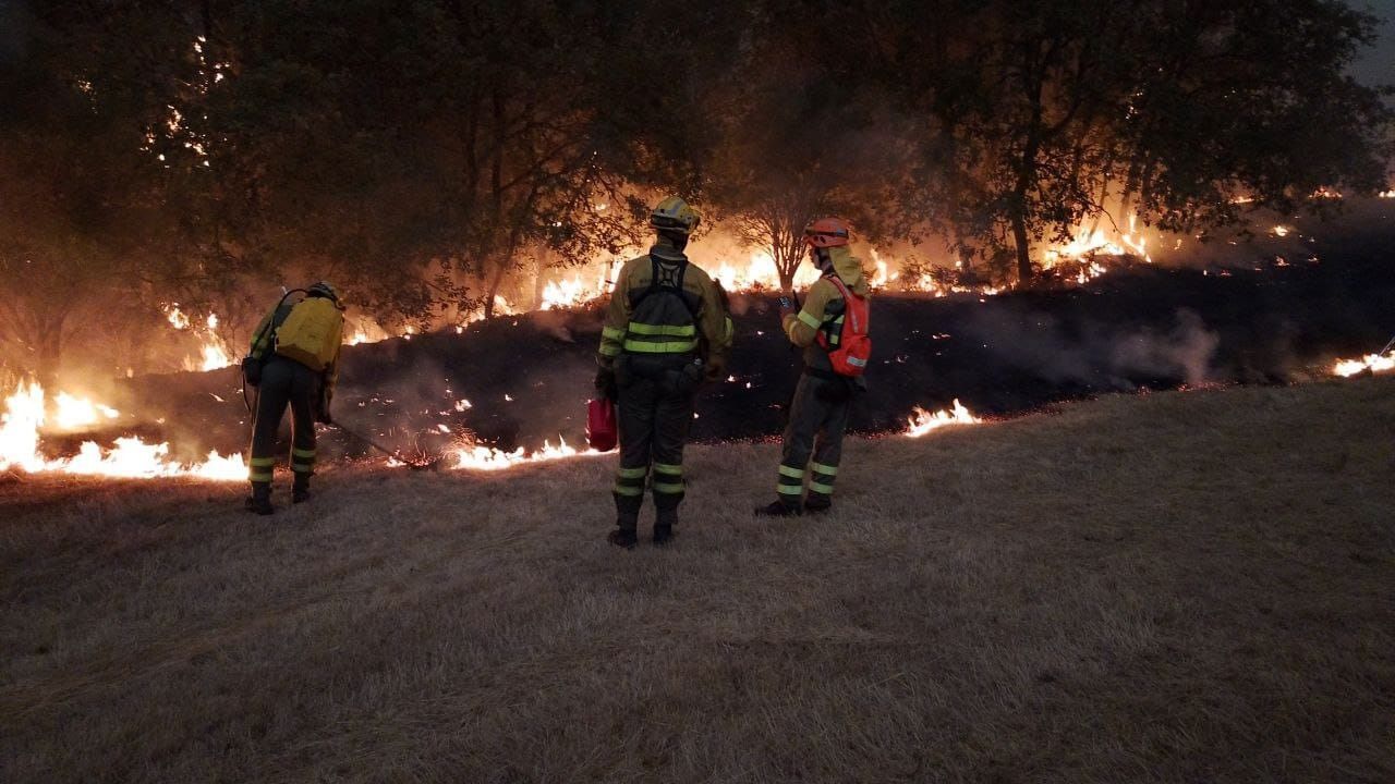 Efectivos trabajan para frenar el avance del fuego en Sanabria tras saltar desde Orense