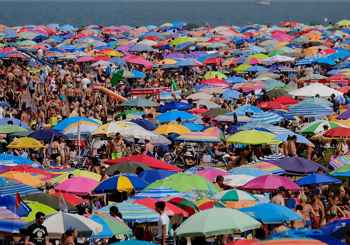 Los pequeños municipios turísticos andaluces lanzan un SOS: «Estamos desbordados»