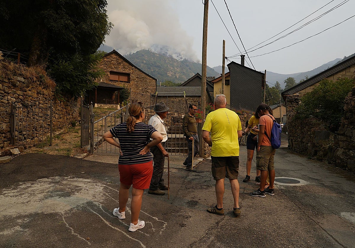 El incendio de Fargas obliga a desalojar la población de Salientes, en la provincia de León