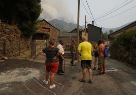 Evacuan a la población de Salientes (León) por el incendio de Fasgar